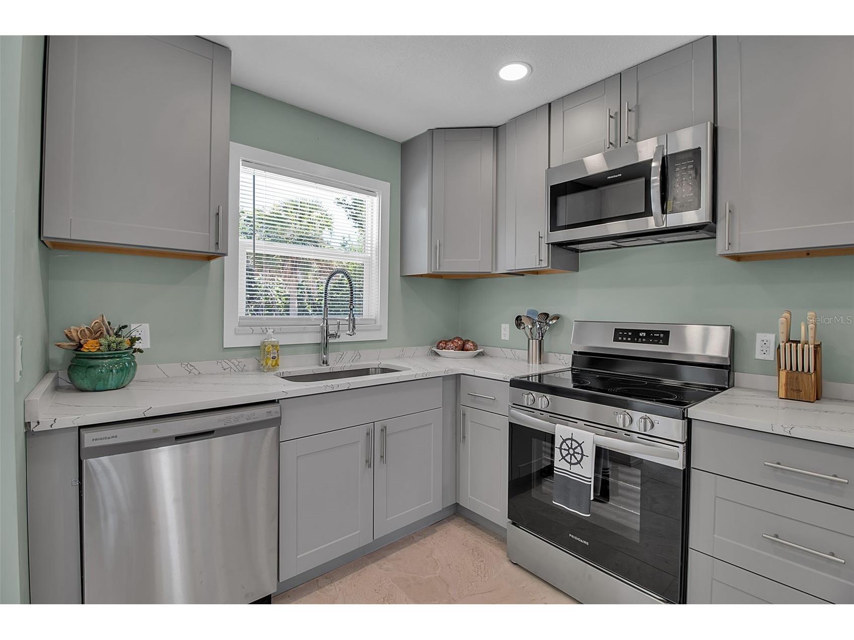 713 Saint Judes Drive S #2 Longboat Key FL 34228 TB8460267 image5