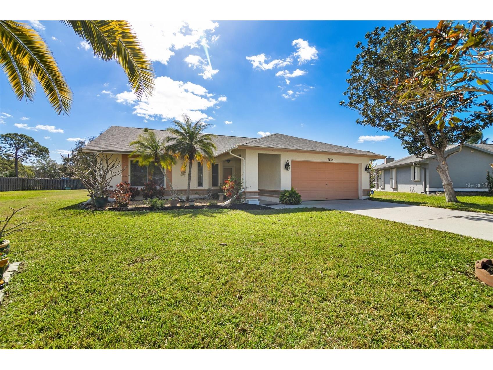 7135 Queen Palm Circle Sarasota FL 34243 A4684074 image1