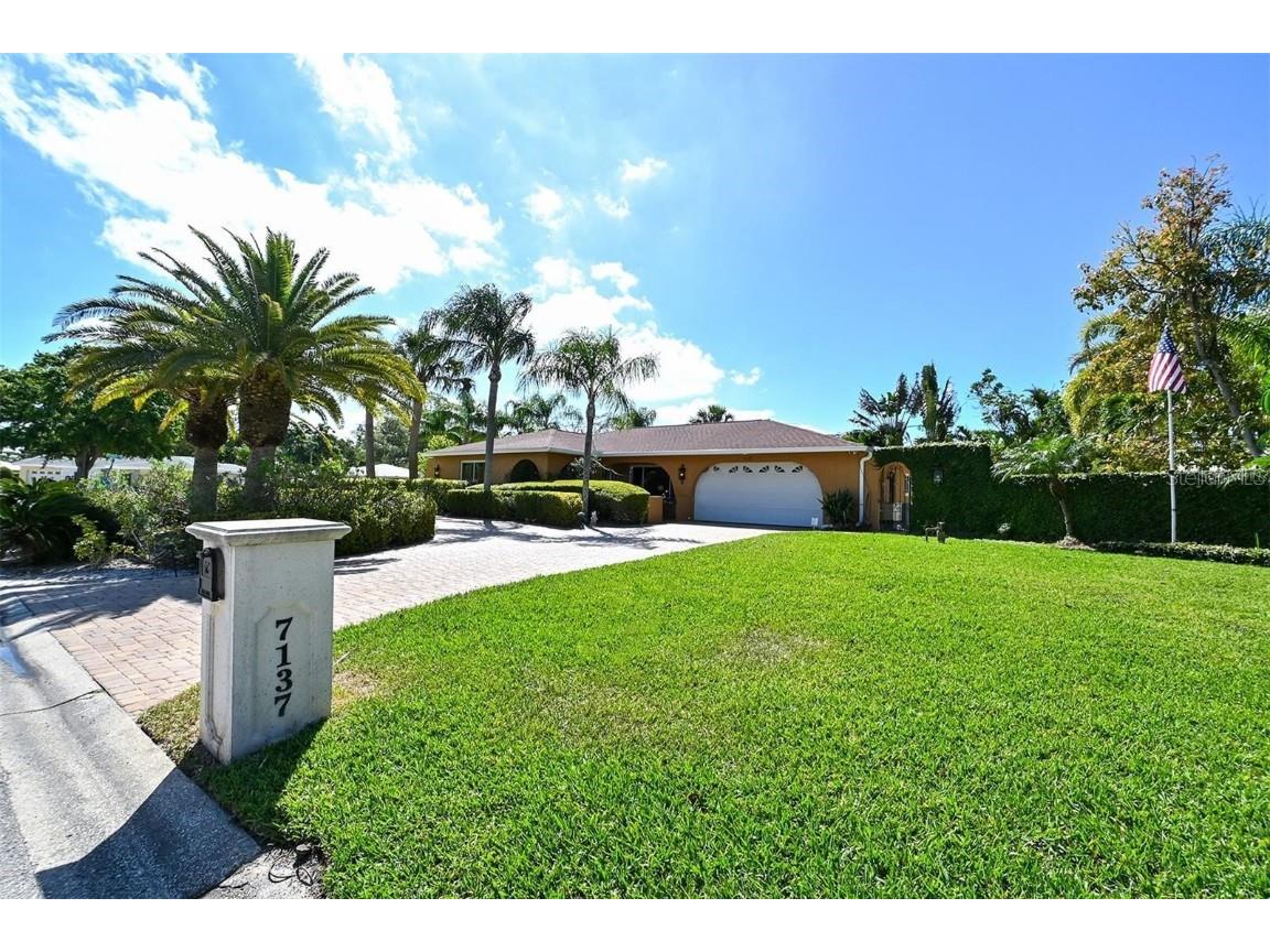 7137 Westmoreland Drive Sarasota FL 34243 A4572622 image1