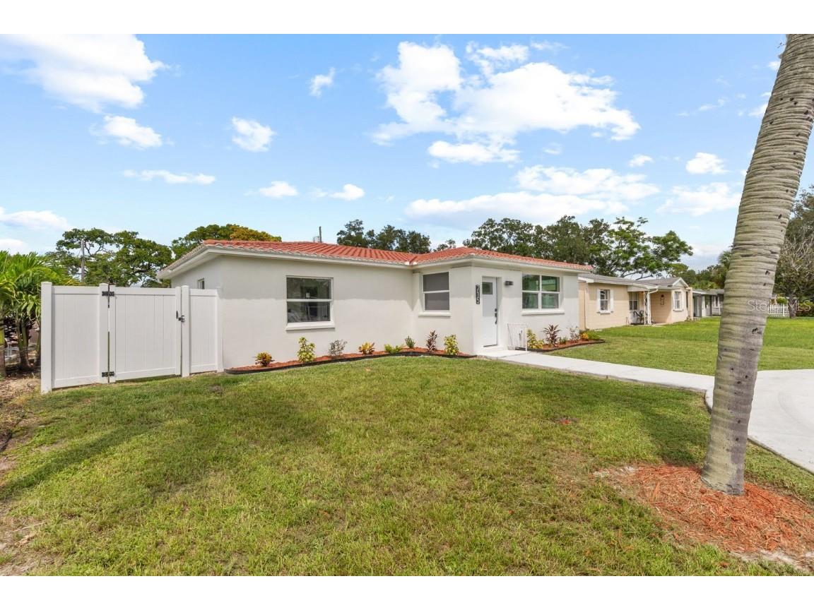 715 40th Avenue NE Saint Petersburg FL 33703 TB8437088 image2