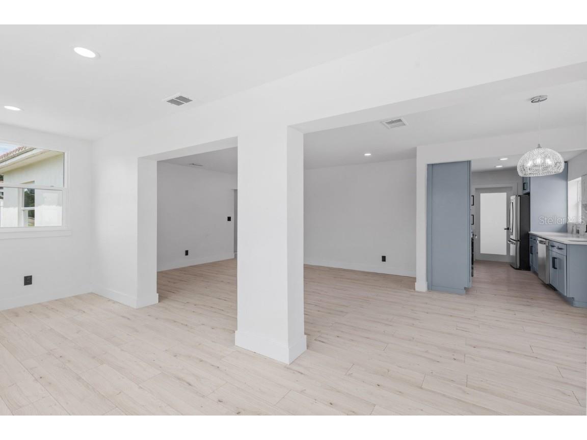 715 40th Avenue NE Saint Petersburg FL 33703 TB8437088 image3