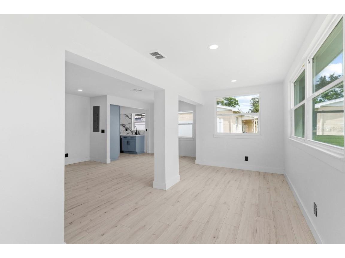 715 40th Avenue NE Saint Petersburg FL 33703 TB8437088 image4