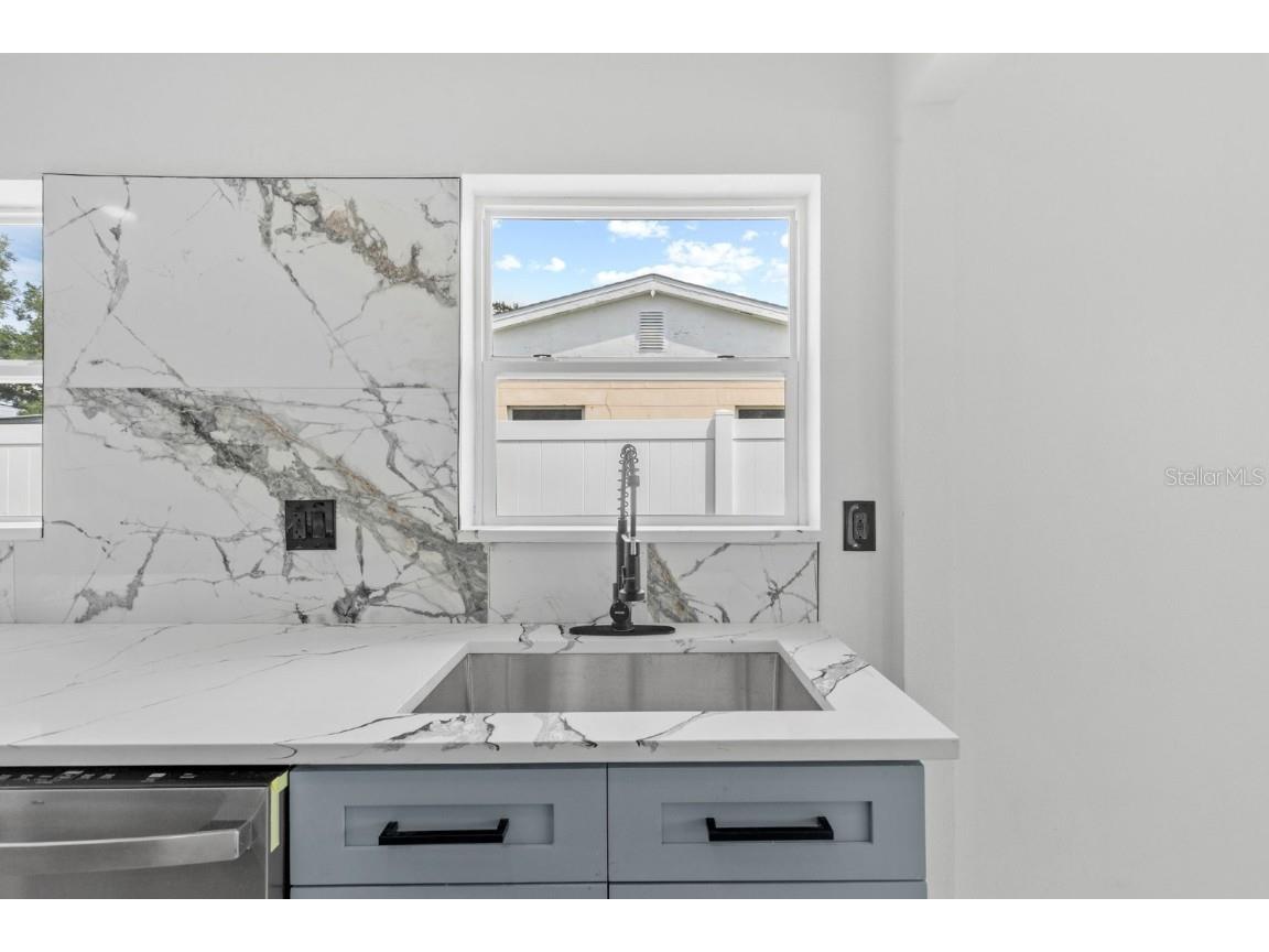 715 40th Avenue NE Saint Petersburg FL 33703 TB8437088 image7