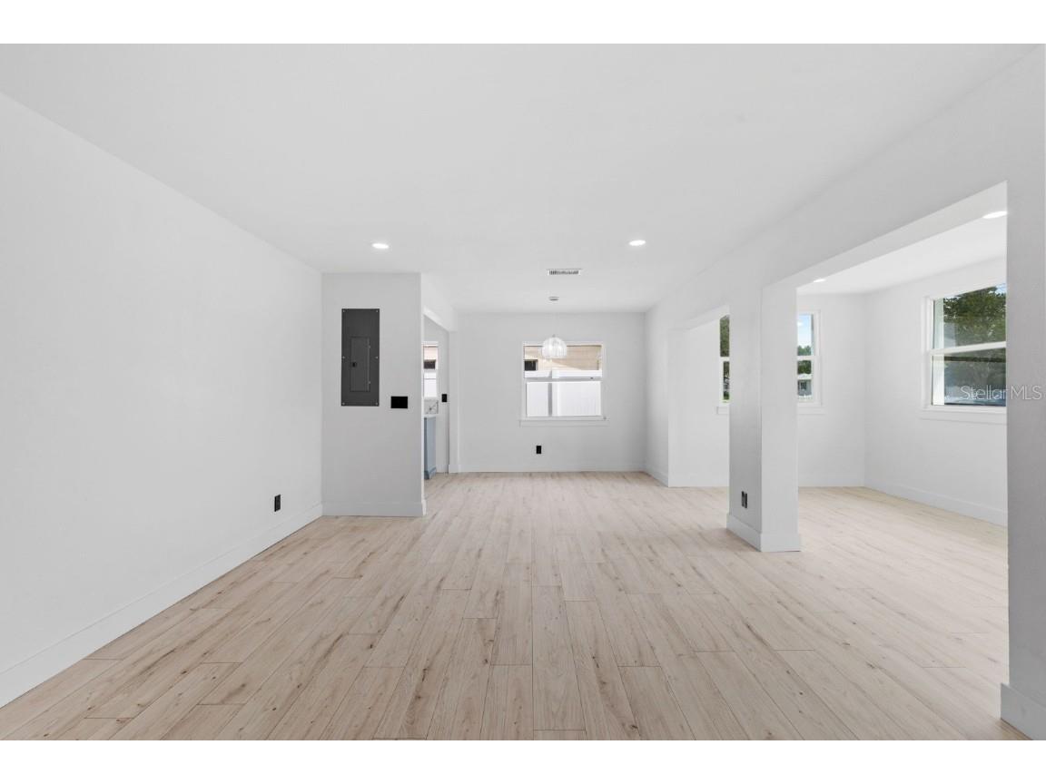 715 40th Avenue NE Saint Petersburg FL 33703 TB8437088 image9