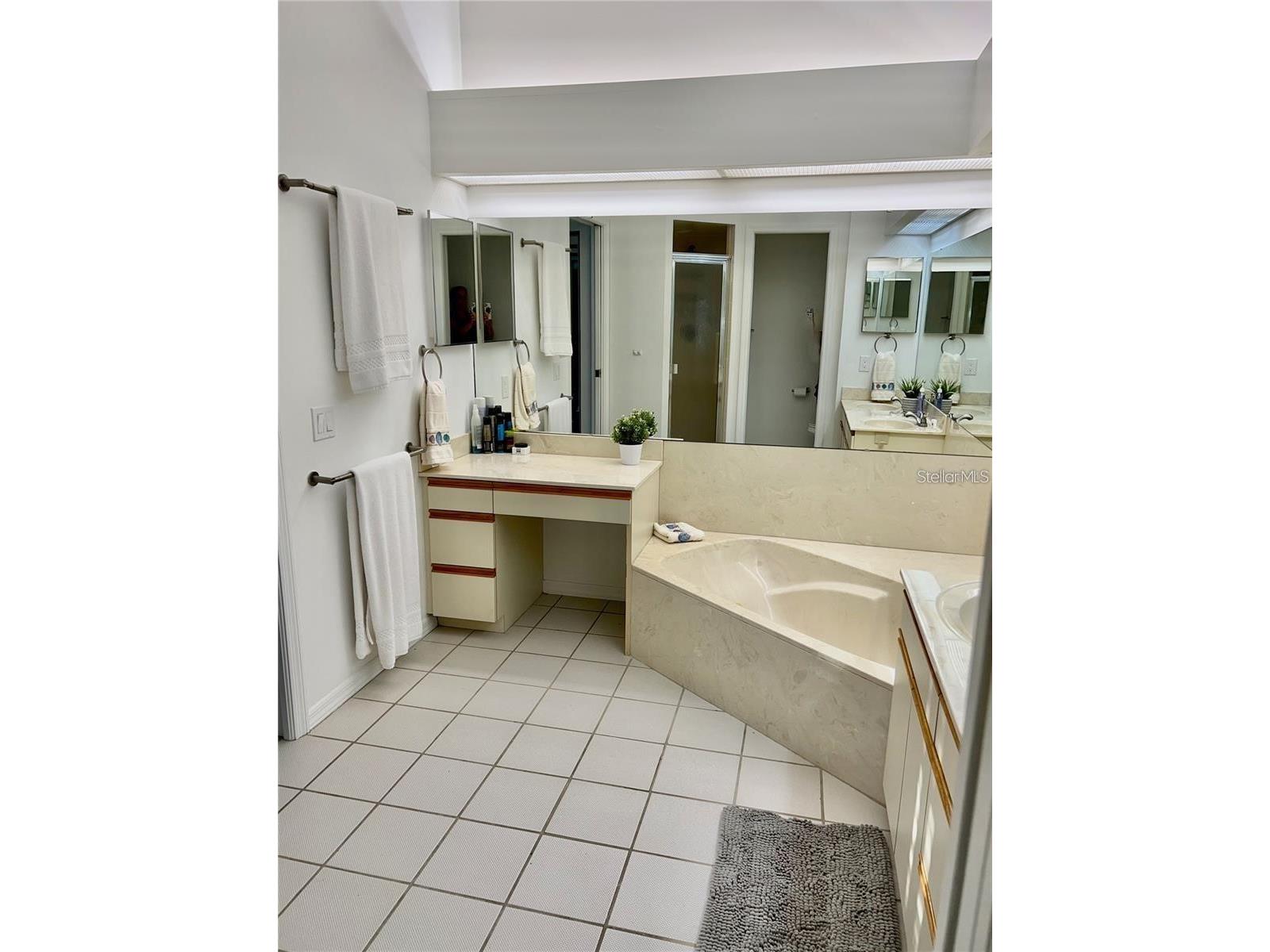 7186 Lakeside Drive Sarasota FL 34243 A4695284 image12