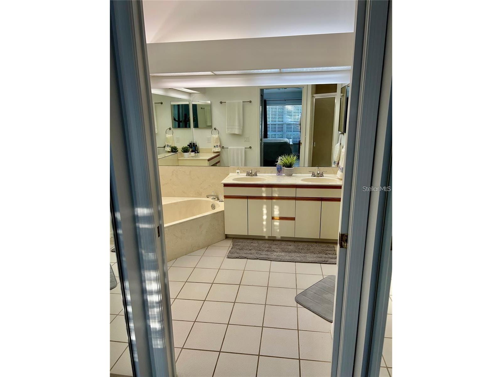 7186 Lakeside Drive Sarasota FL 34243 A4695284 image13