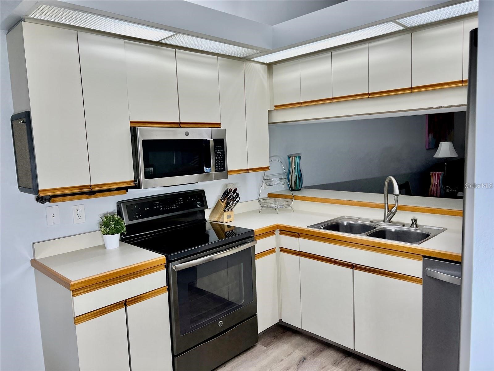 7186 Lakeside Drive Sarasota FL 34243 A4695284 image3