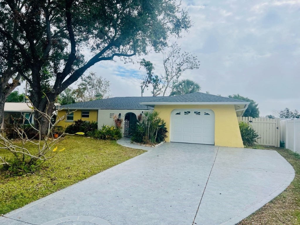 719 Wood Lane Sarasota FL 34237 A4631305 image1