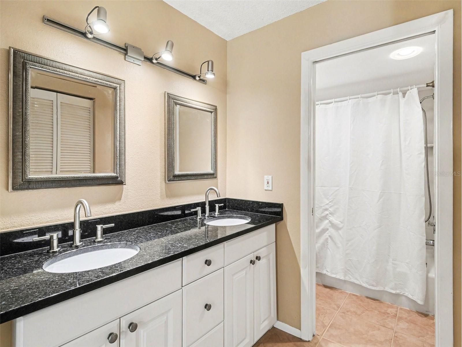 7205 Curtiss Avenue 1a Avenue #1A Sarasota FL 34231 A4690836 image10