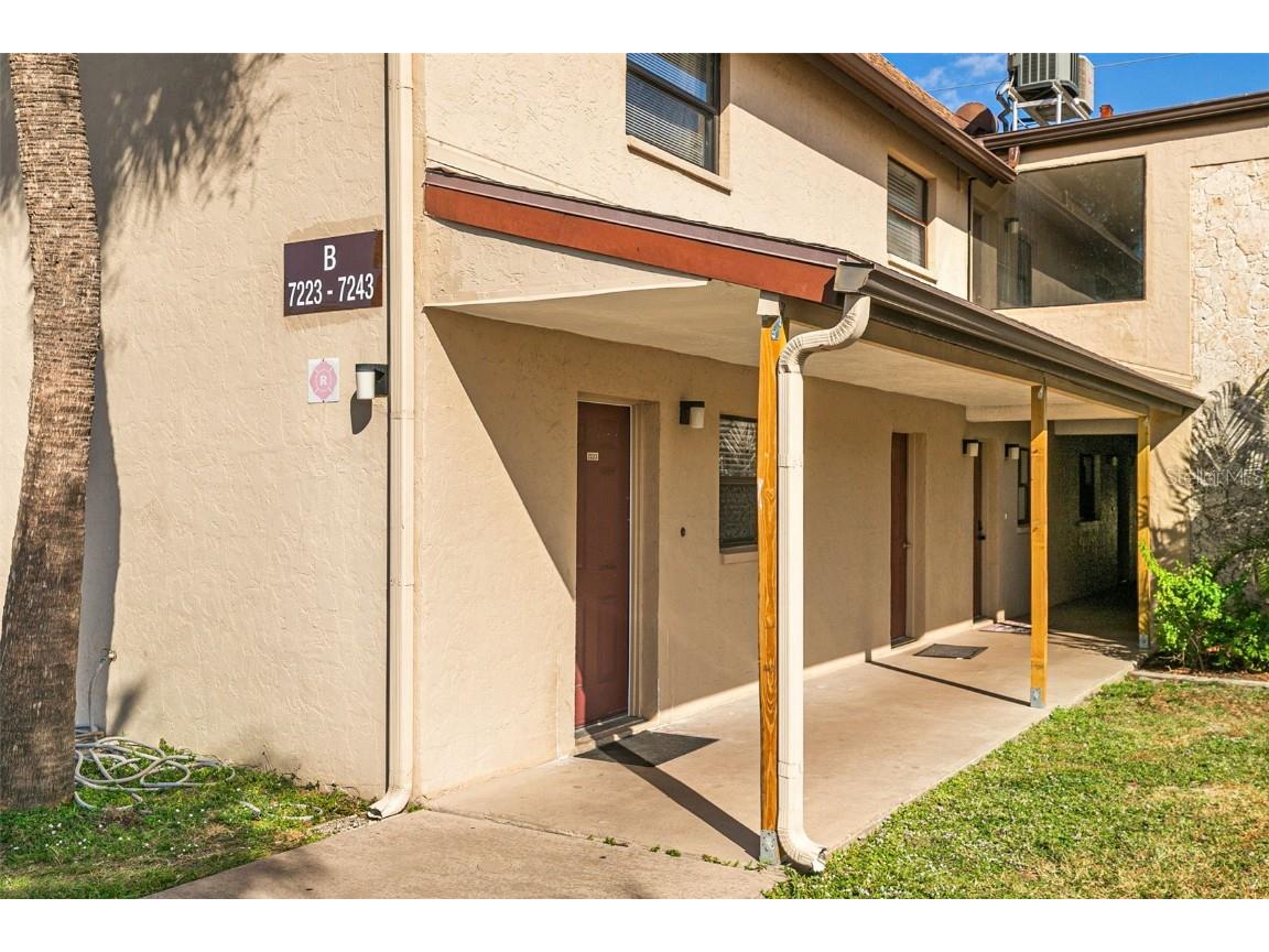 7223 Cloister Drive #111 Sarasota FL 34231 C7517166 image1