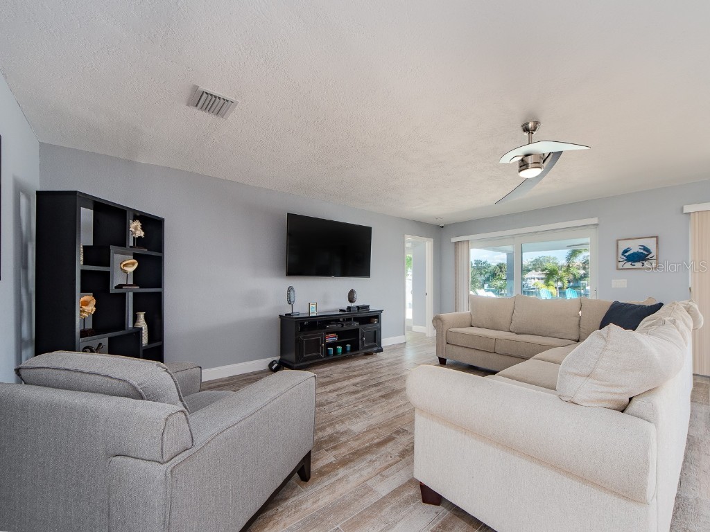 725 Snug Island Clearwater Beach FL 33767 TB8437250 image4