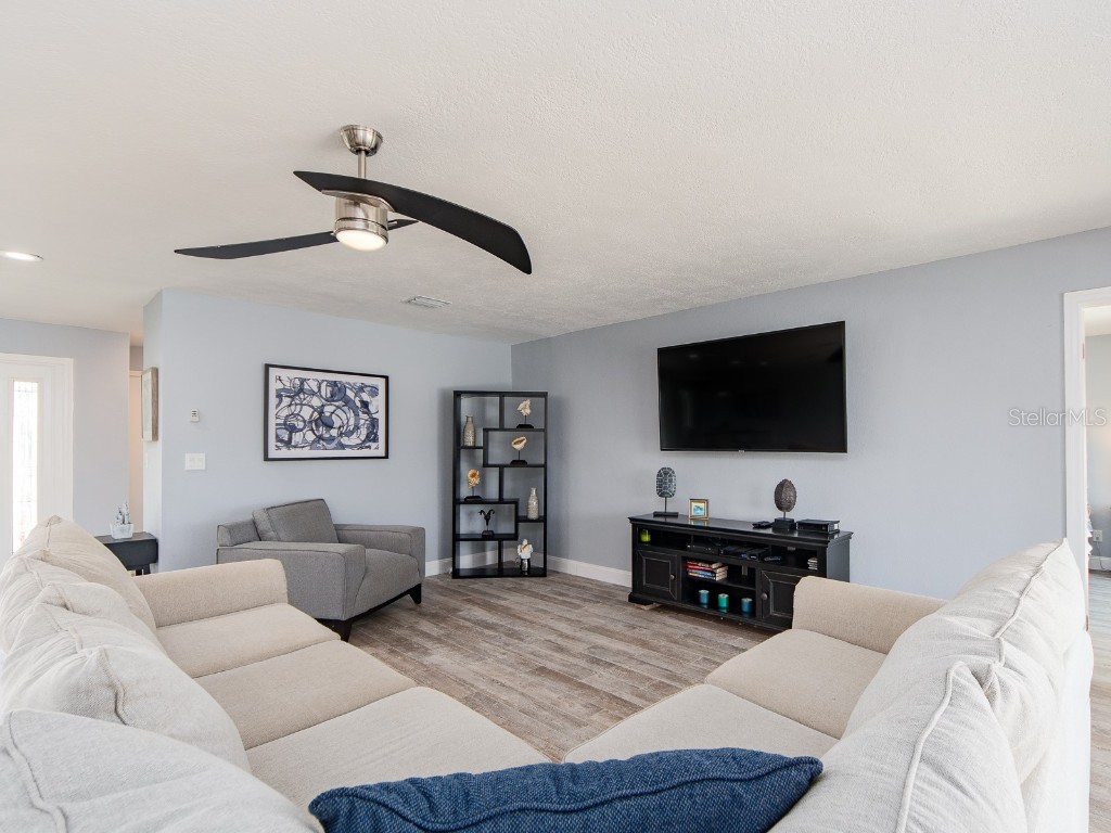 725 Snug Island Clearwater Beach FL 33767 TB8437250 image5