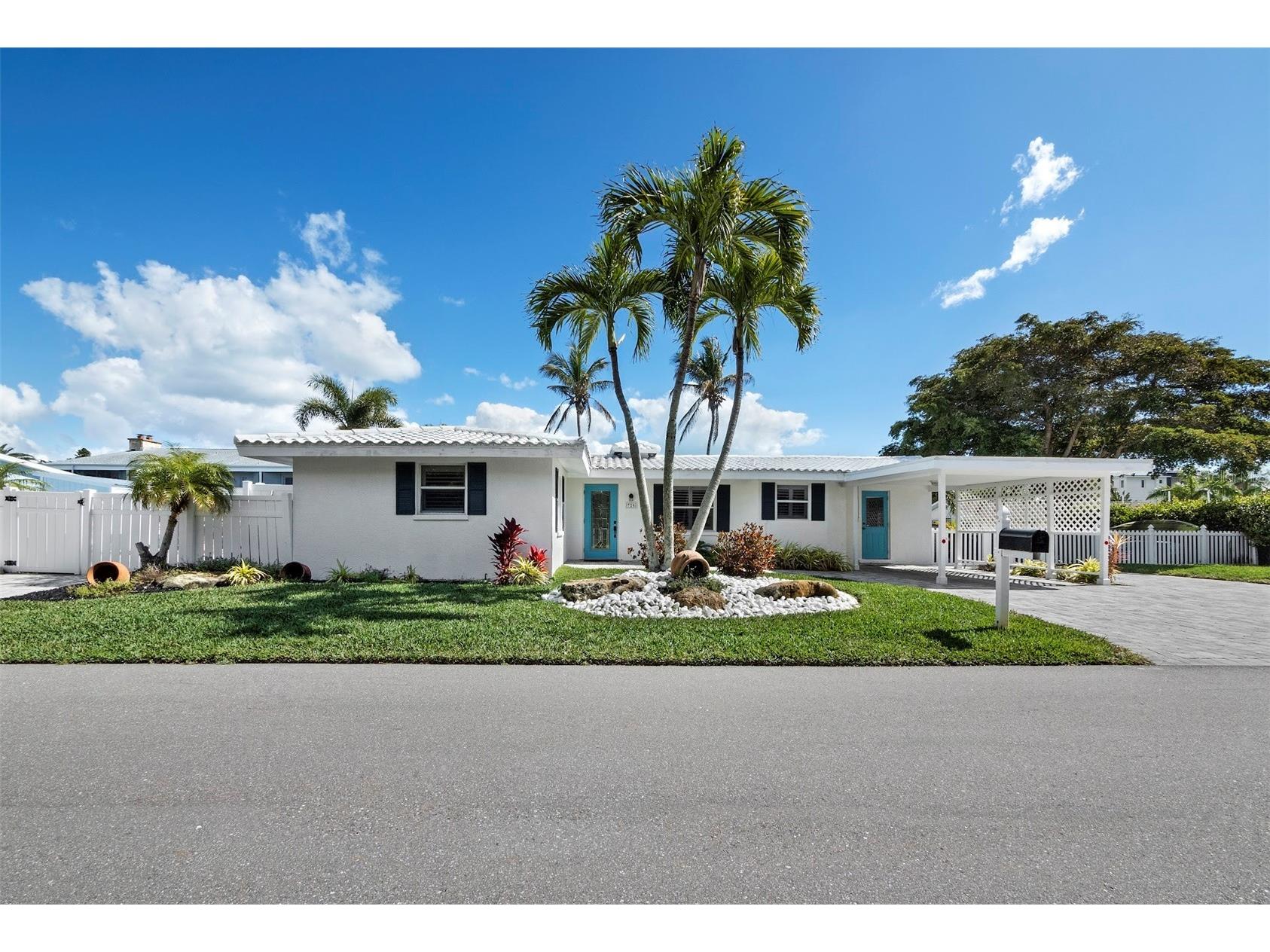 726 Jungle Queen Way Longboat Key FL 34228 A4684733 image1