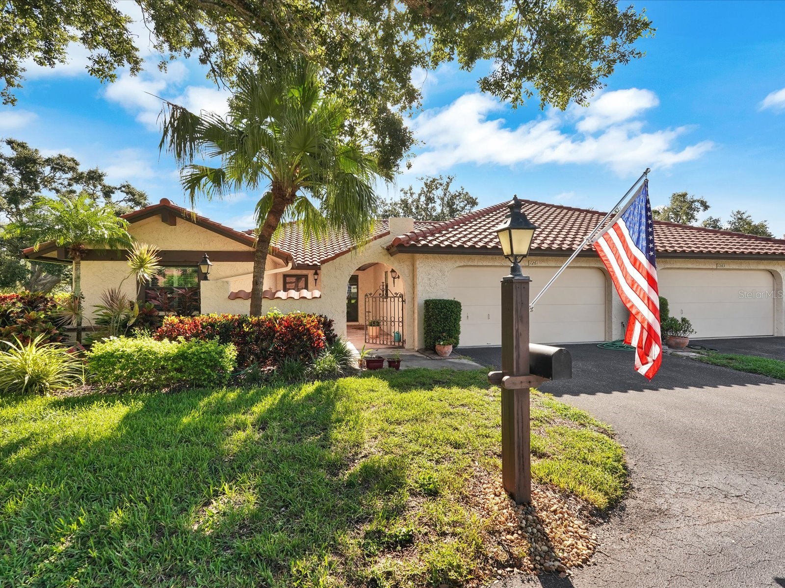 7261 Golf Pointe Way Sarasota FL 34243 A4658751 image1