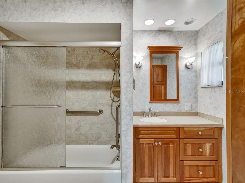 7261 Golf Pointe Way Way Sarasota FL 34243 A4658751 image10