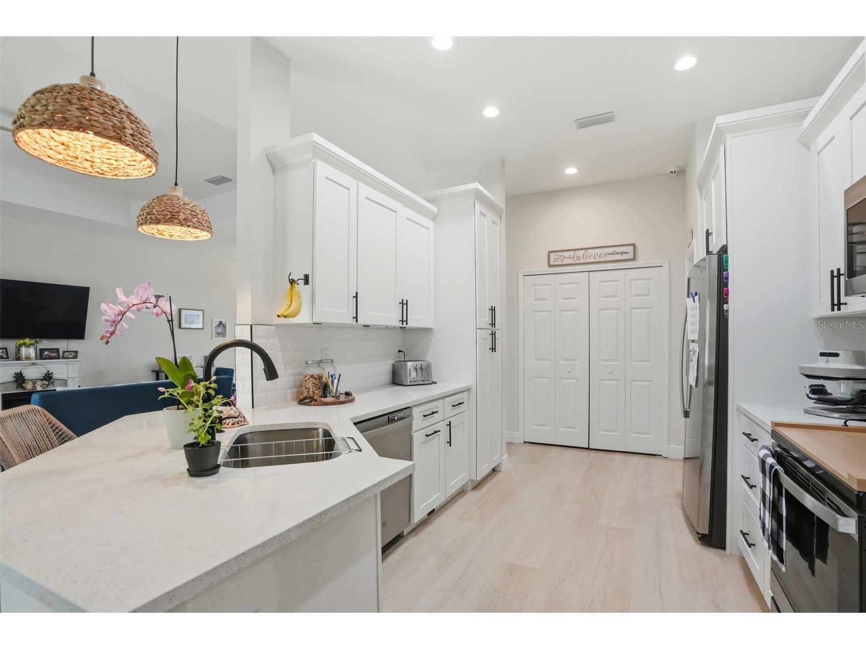 7279 Blackbird Avenue Weeki Wachee FL 34613 W7885499 image3