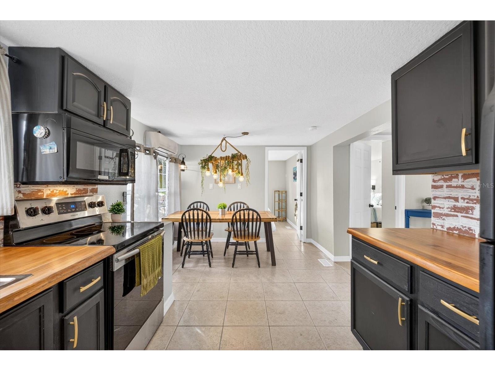 7286 Aberdeen Court Weeki Wachee FL 34607 - WEEKI WACHEE RIVER TB8476433 image3