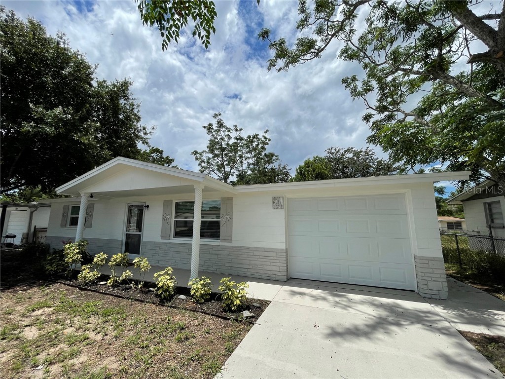 7302 Country Club Drive Hudson FL 34667 W7857717 image1