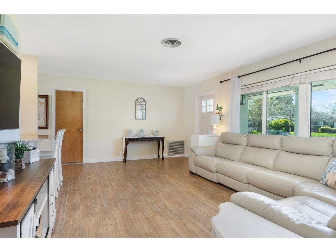 731 44th Avenue NE Saint Petersburg FL 33703 TB8366957 image5