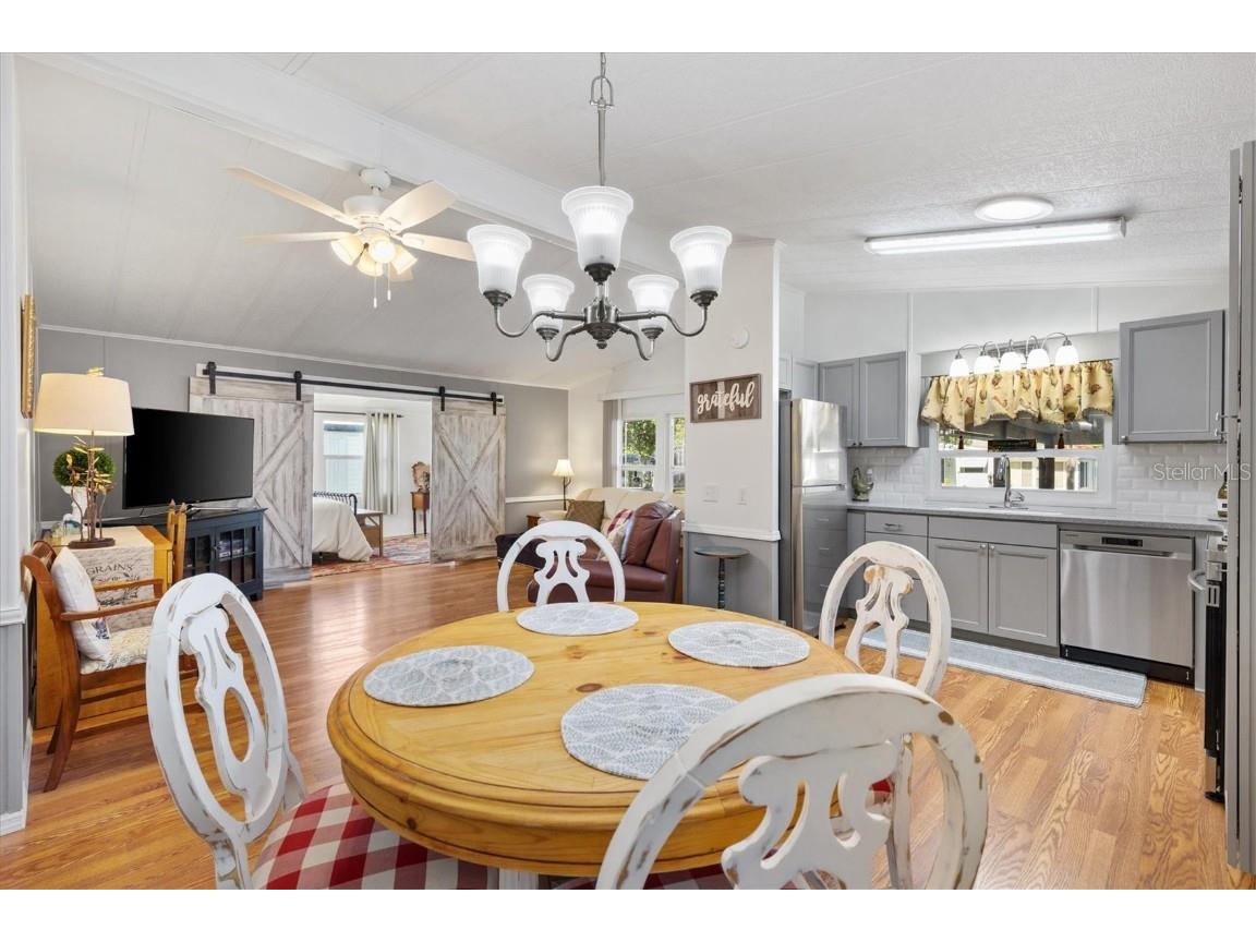 732 Royal Palm Avenue Lady Lake FL 32159 G5103652 image2