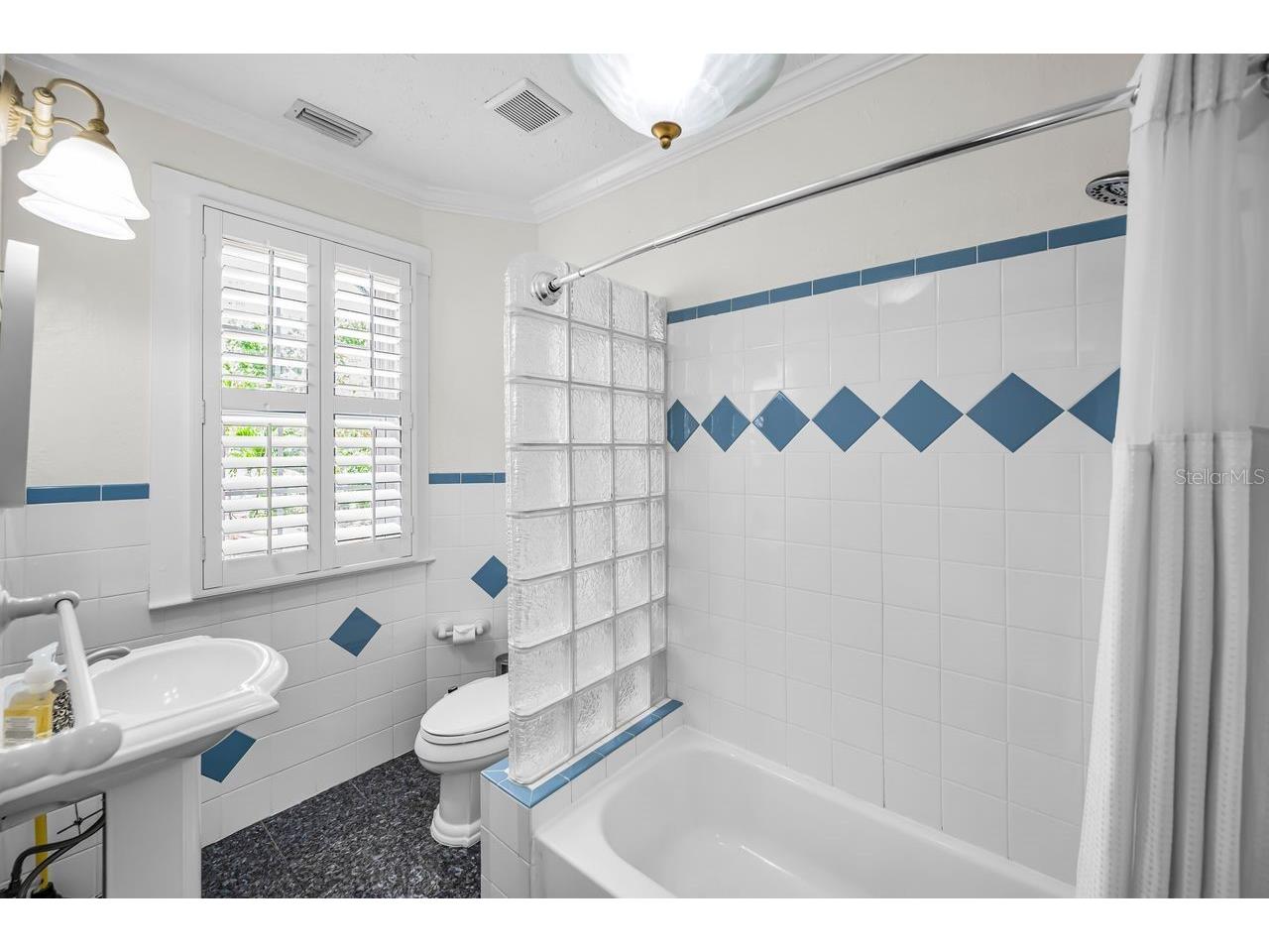 732 and 732 1/2 NE Oak Street Saint Petersburg FL 33701 TB8513524 image40