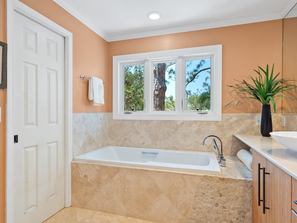 7320 Melaleuca Way Siesta Key FL 34242 - HERON LAGOON A4652512 image34