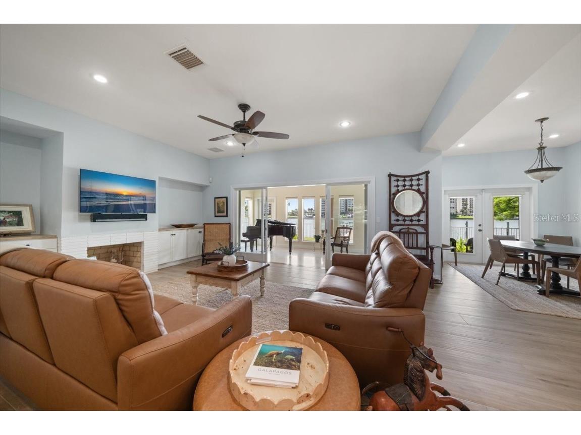 733 Bay Esplanade Clearwater Beach FL 33767 TB8413907 image16