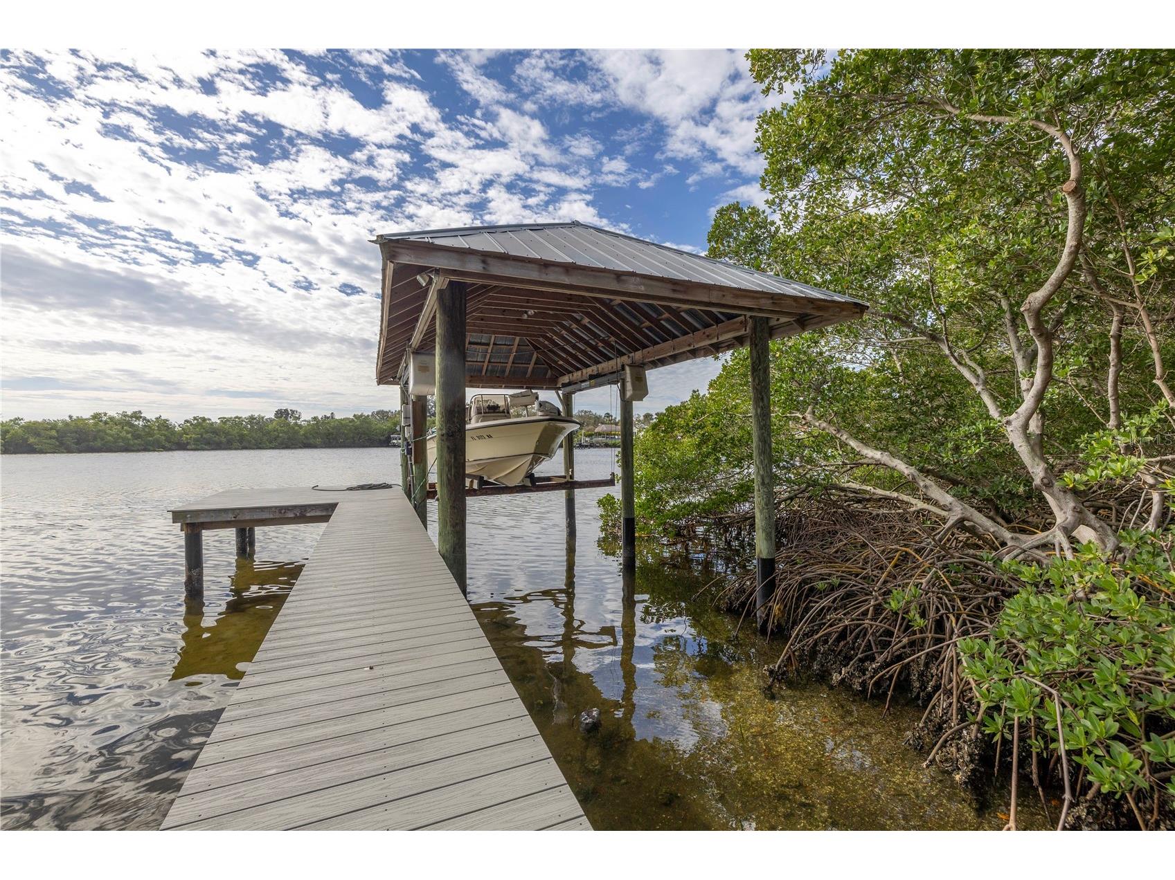734 Weedon Drive NE Saint Petersburg FL 33702 - RIVIERA BAY TB8472753 image1