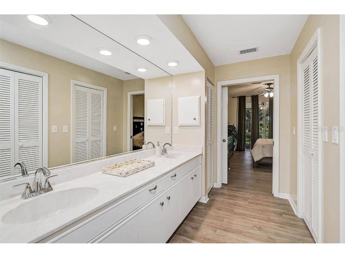 7341 Golf Pointe Circle Sarasota FL 34243 A4671327 image23