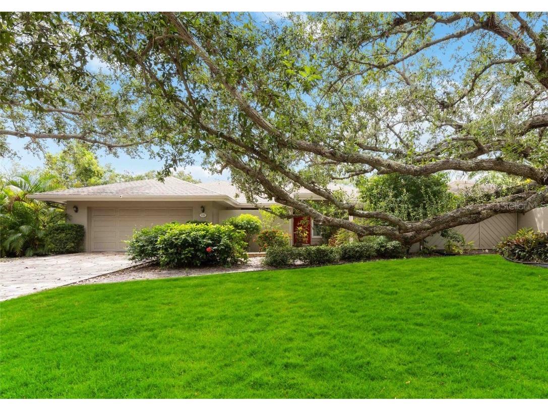 737 Tropical Circle Sarasota FL 34242 A4623913 image1