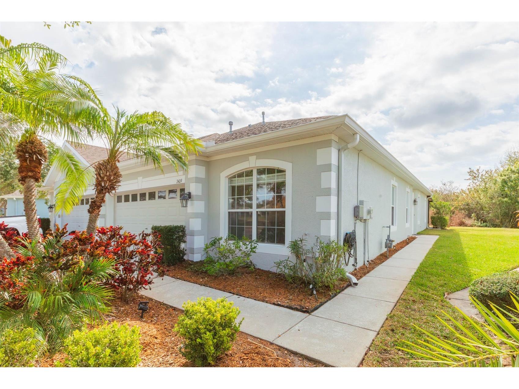 7409 Surrey Wood Lane Apollo Beach FL 33572 TB8478869 image1
