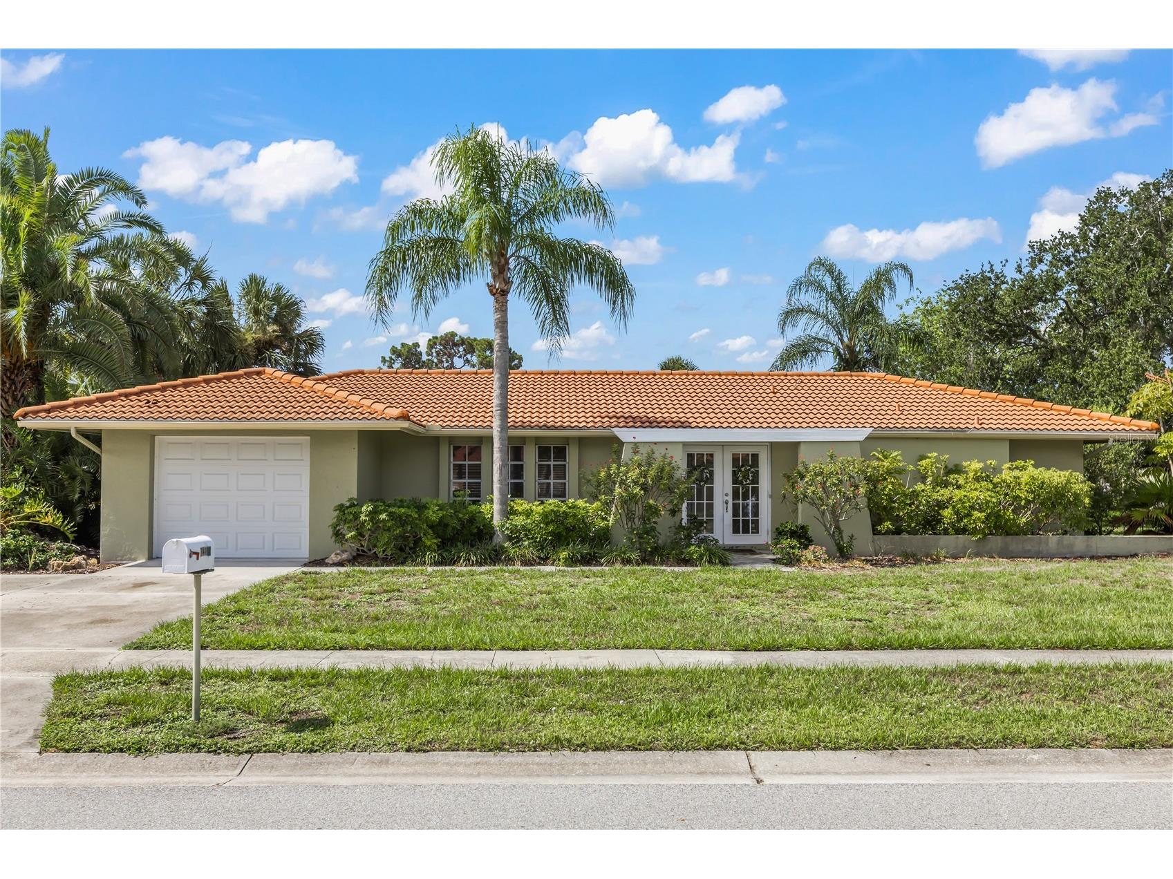 7411 Dickens Drive Sarasota FL 34231 A4699112 image1