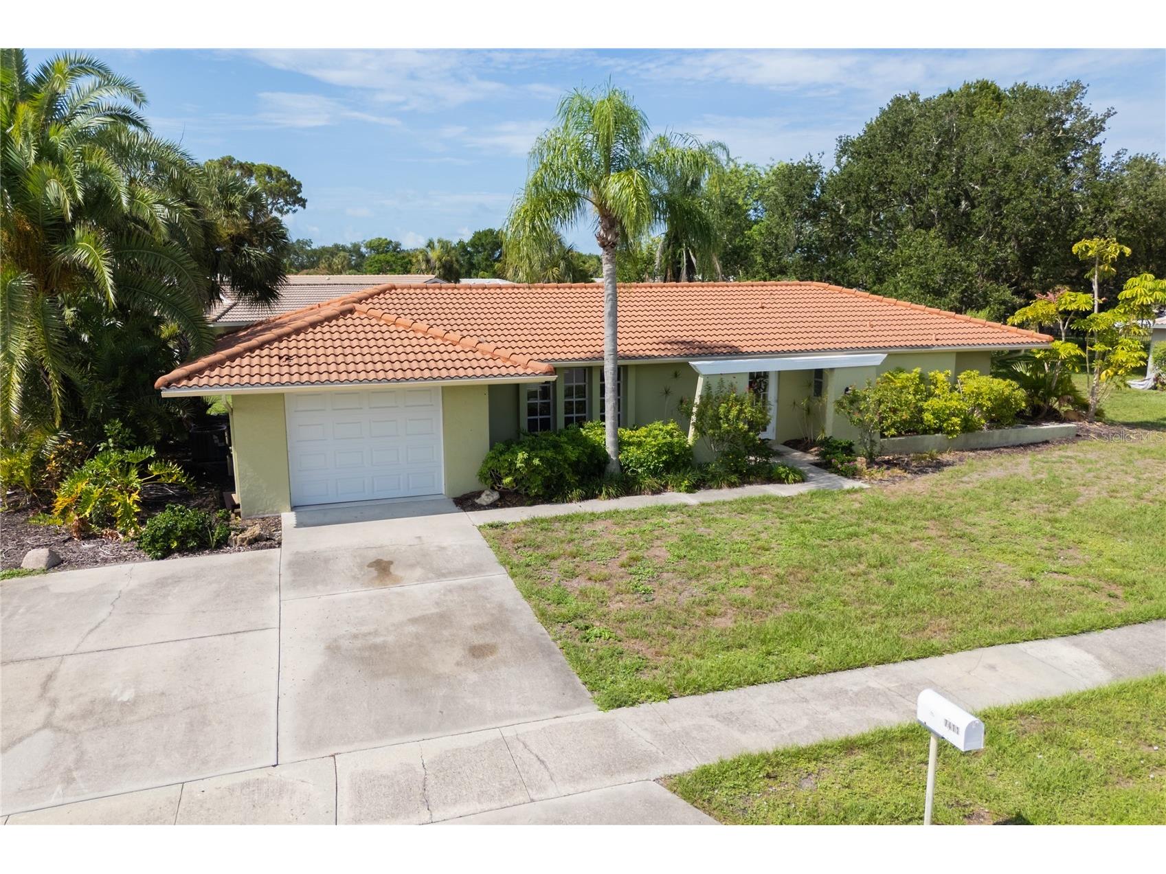 7411 Dickens Drive Sarasota FL 34231 A4699112 image2