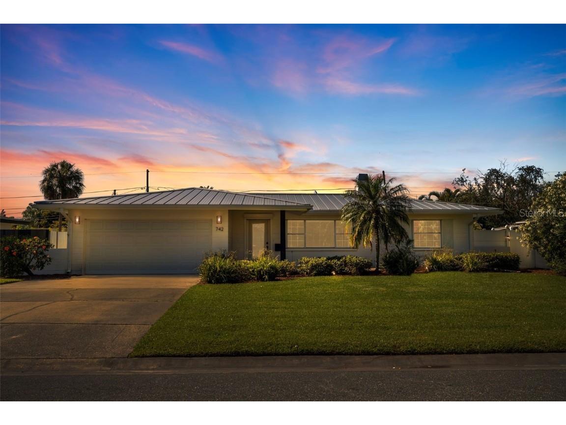 742 45th Avenue NE Saint Petersburg FL 33703 U8240662 image1
