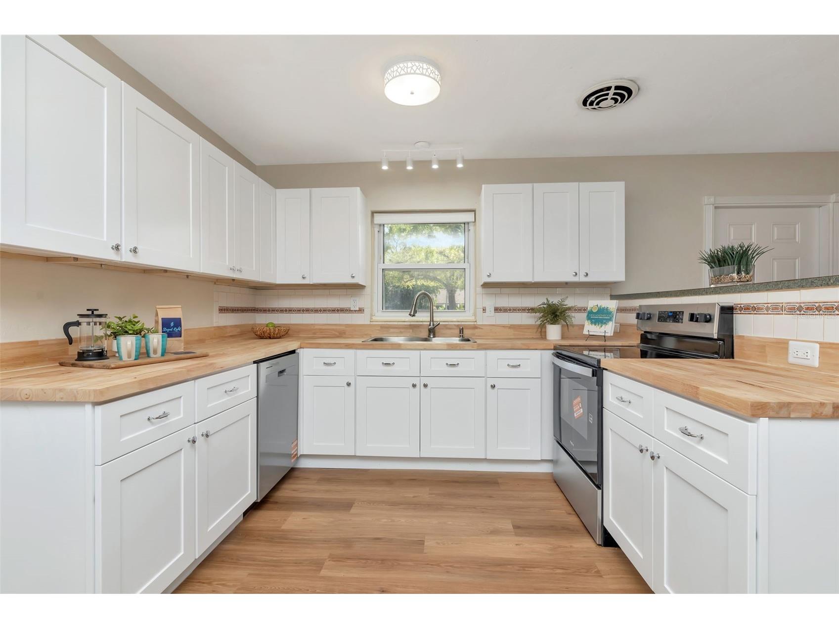 7420 Dr Martin Luther King Jr Street N Saint Petersburg FL 33702 TB8485831 image8