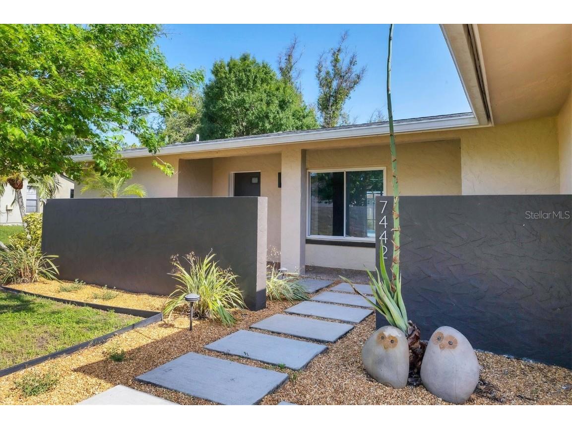 7442 N Leewynn Drive Sarasota FL 34240 A4655104 image1
