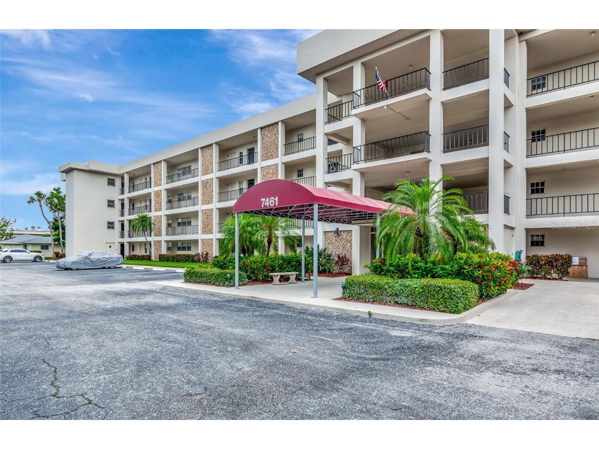 7461 W Country Club Drive N #203 Sarasota FL 34243 A4654744 image1