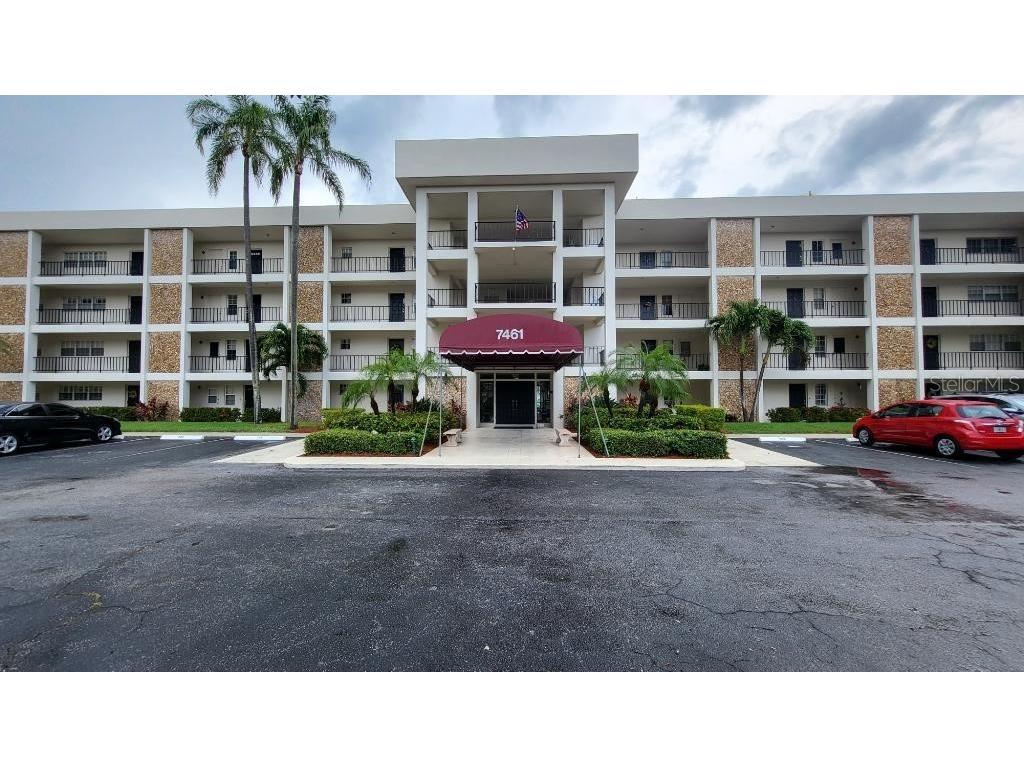 7461 W Country Club Drive N #204 Sarasota FL 34243 A4571351 image1