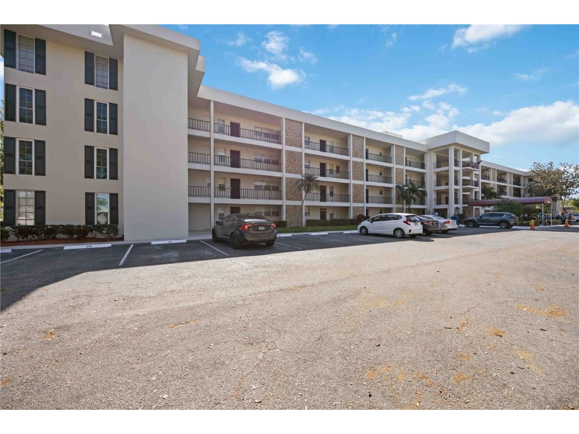 7461 W Country Club Drive N #207 Sarasota FL 34243 A4646118 image1