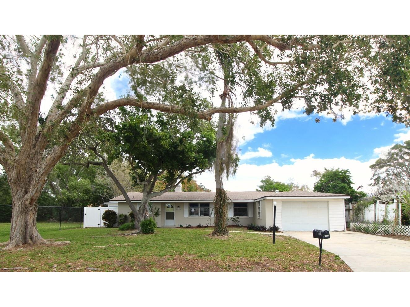 7464 Cass Circle #7464 Sarasota FL 34231 A4593716 image1