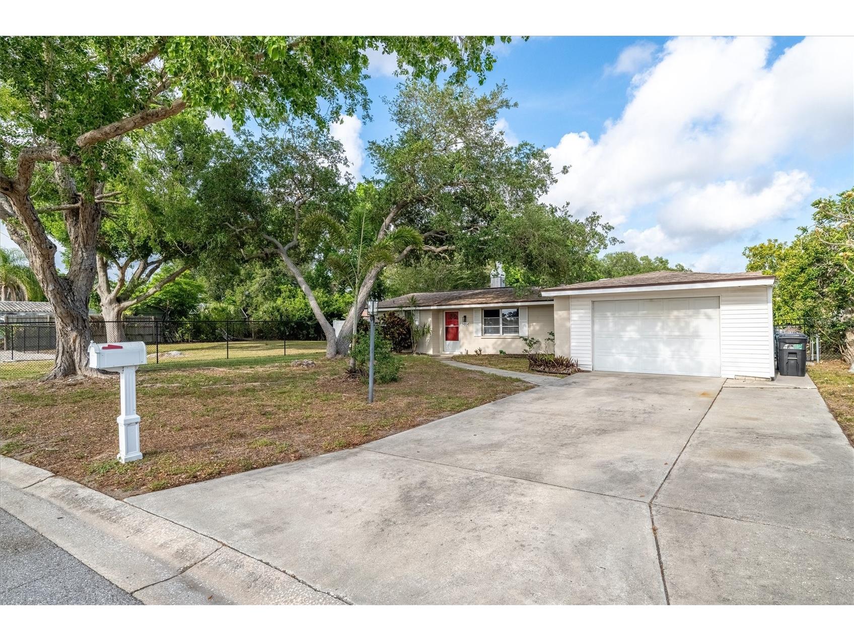 7464 Cass Circle Sarasota FL 34231 A4692133 image2