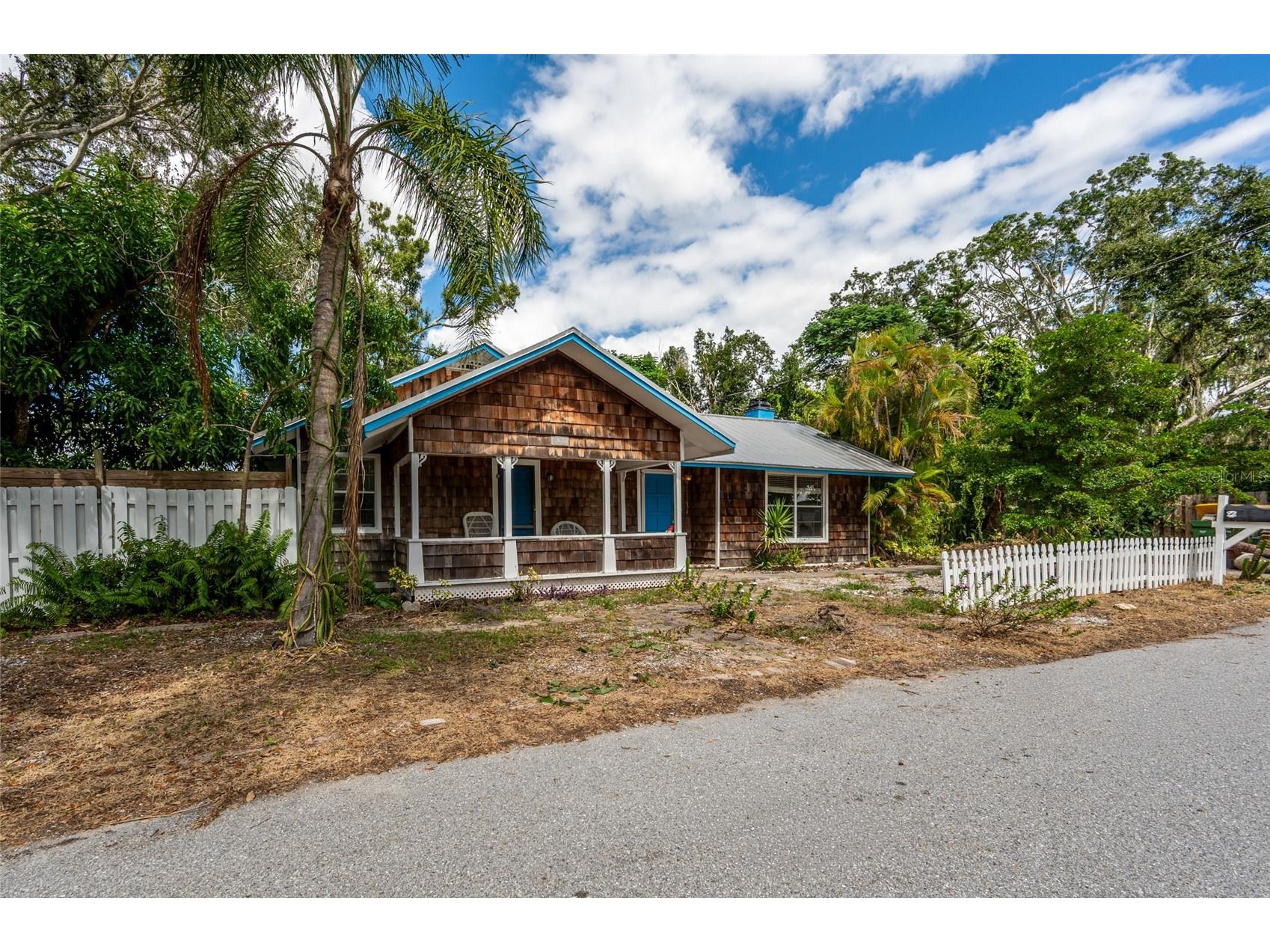 747 42nd Street Sarasota FL 34234 A4676611 image1
