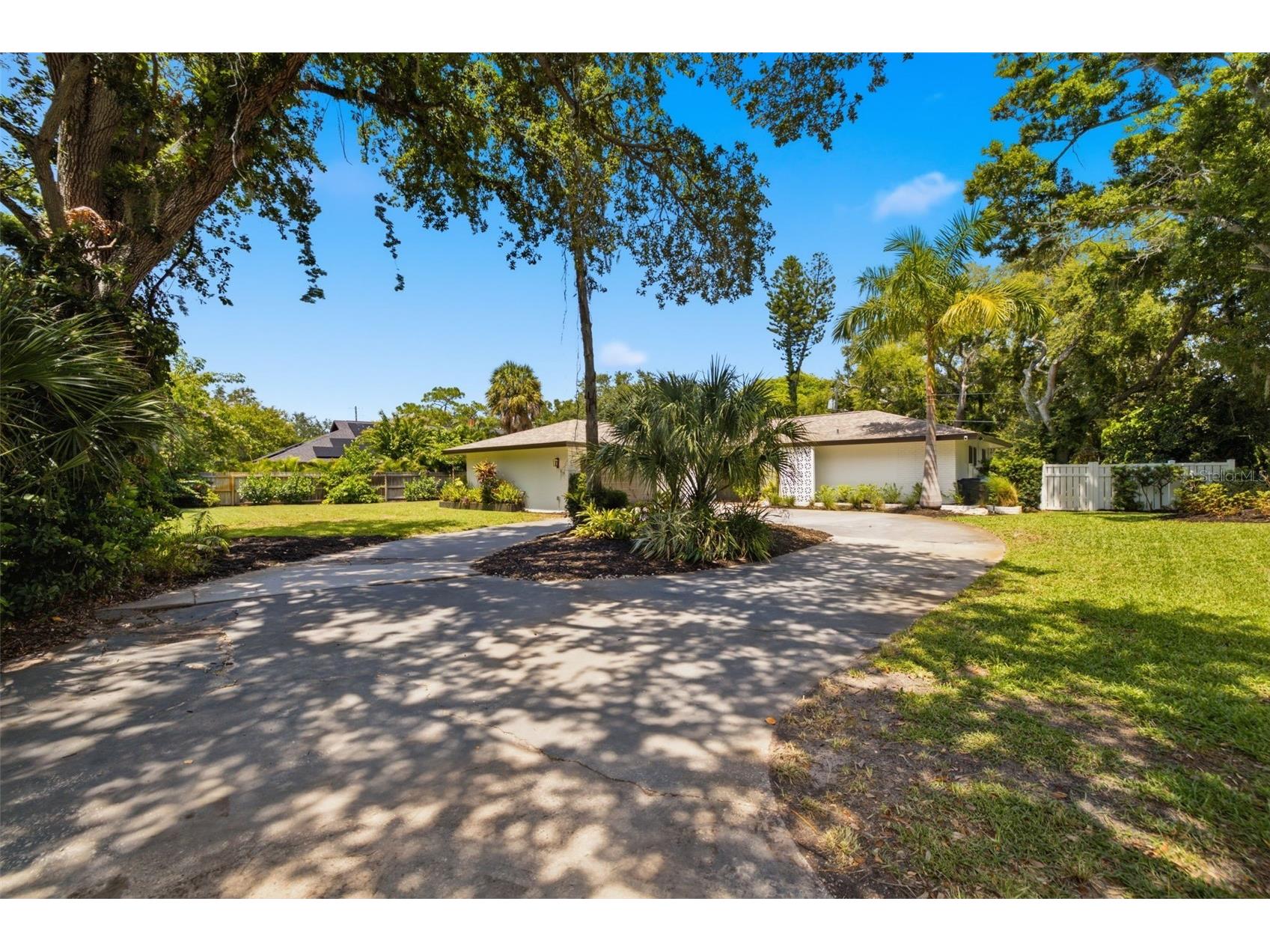 747 Sabal Court S Saint Petersburg FL 33705 TB8509422 image1