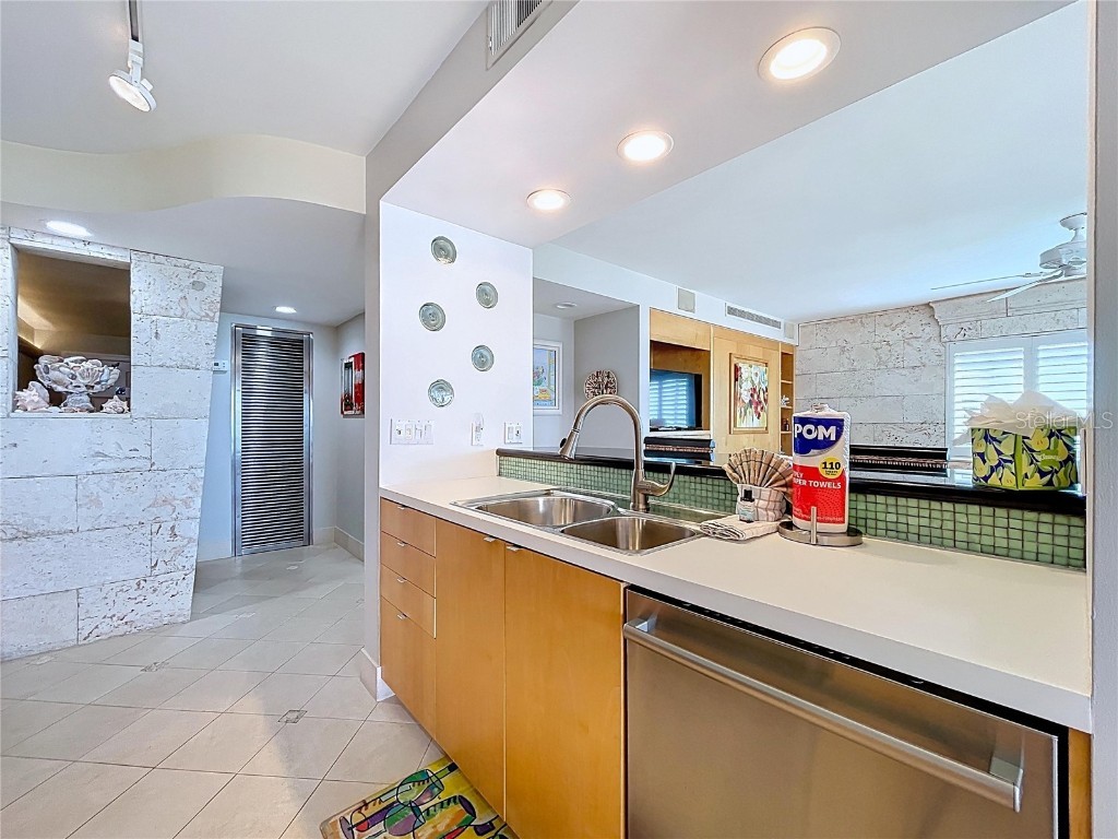 7480 Bayshore Drive #401 Treasure Island FL 33706 TB8451777 image24