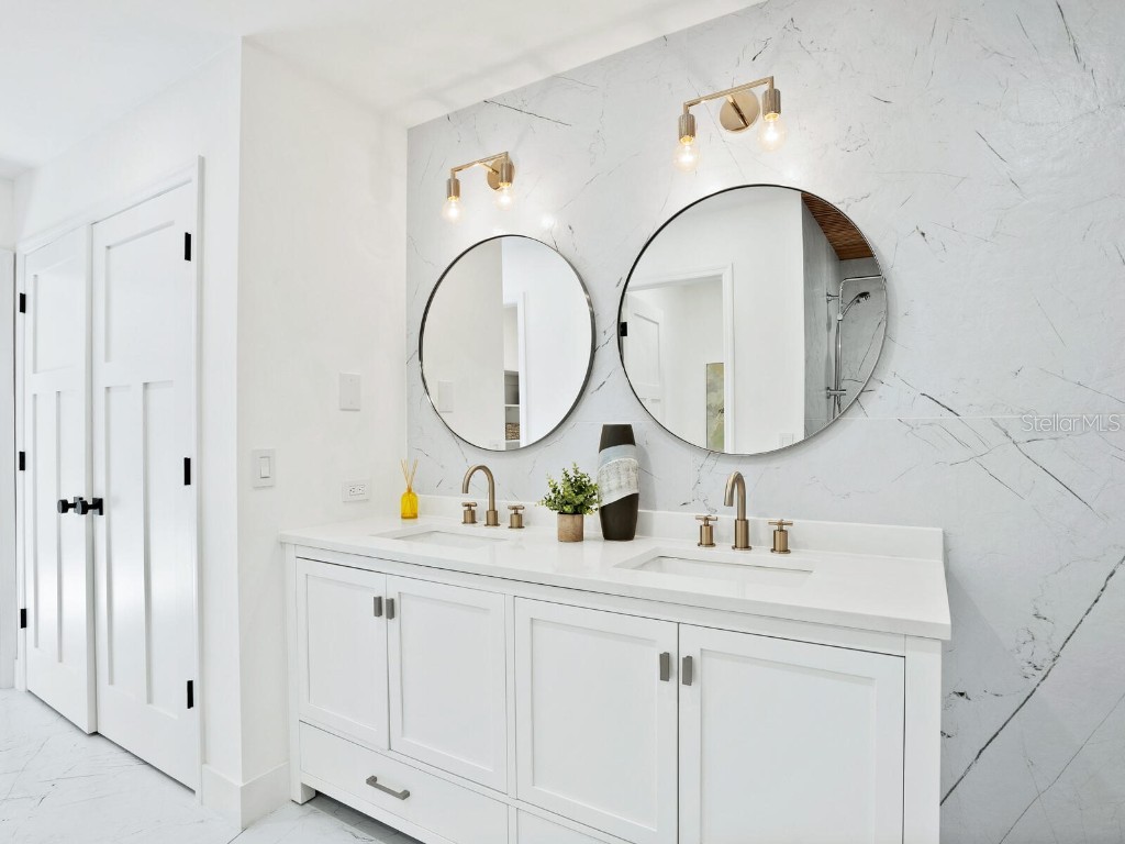 749 Tropical Circle Sarasota FL 34242 A4673529 image19