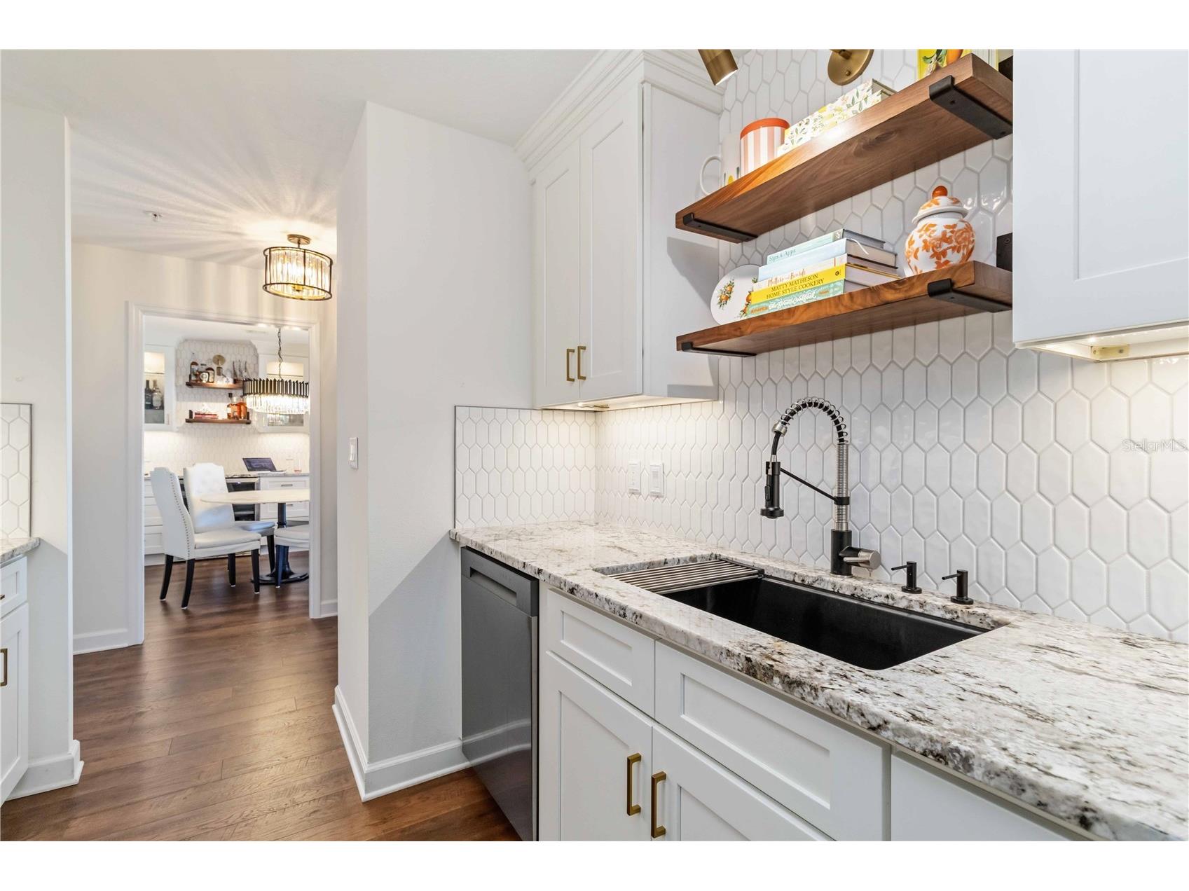 750 N Tamiami Trail #1104 Sarasota FL 34236 A4686921 image16