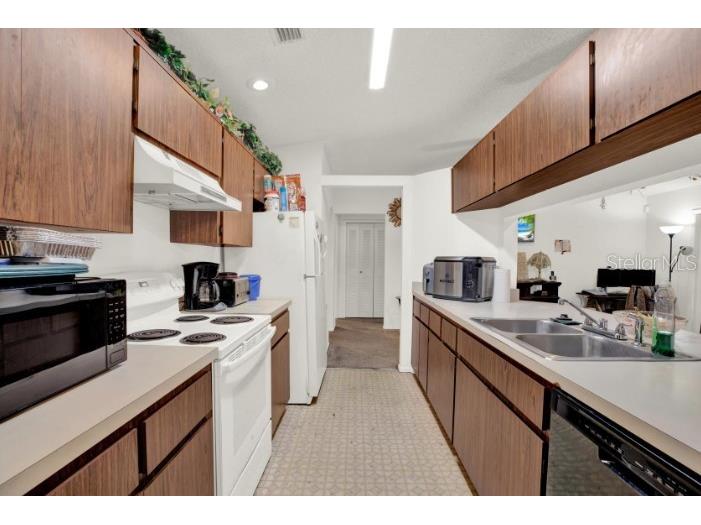 7502 Gadsden Drive Temple Terrace FL 33637 TB8439154 image10