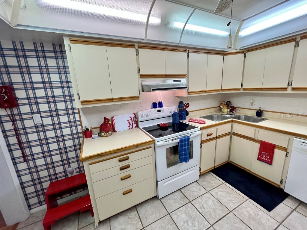 7598 14th Street N Saint Petersburg FL 33702 TB8450628 image48