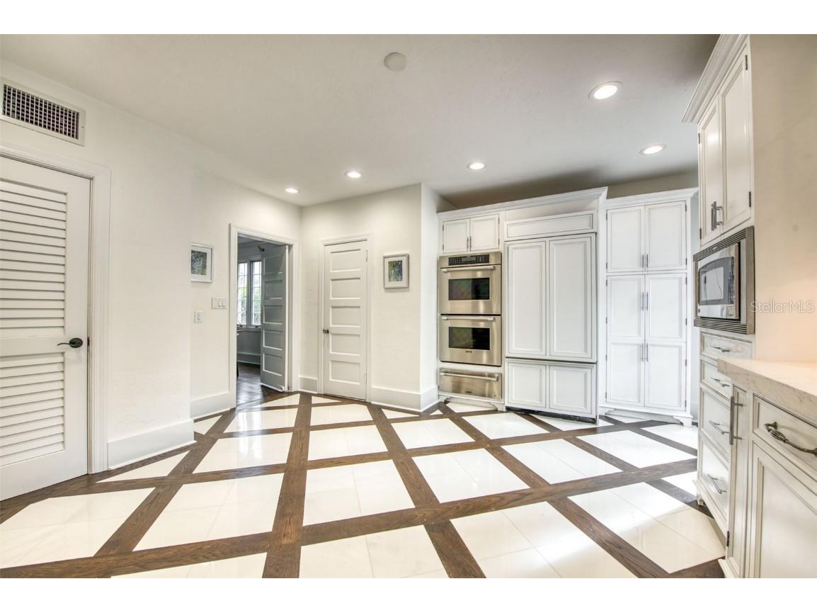 76 S Washington Drive Sarasota FL 34236 A4649466 image16