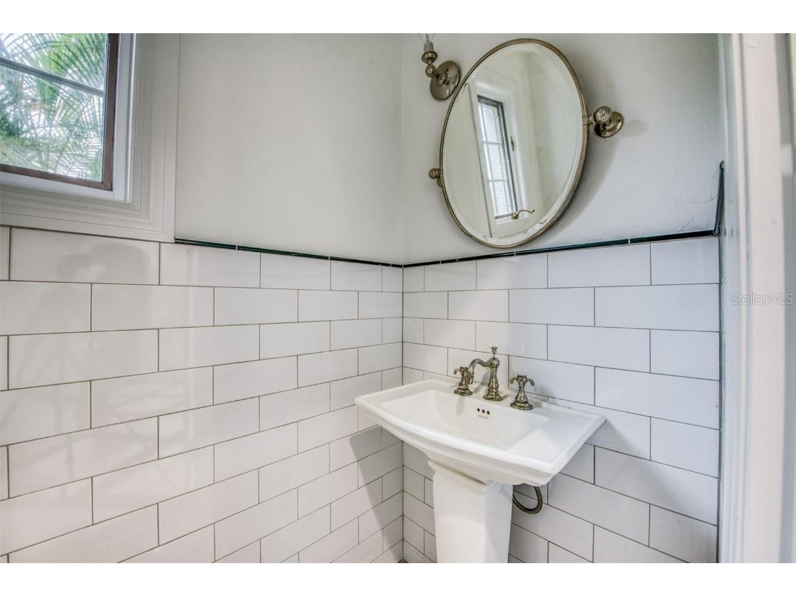 76 S Washington Drive Sarasota FL 34236 A4649466 image31